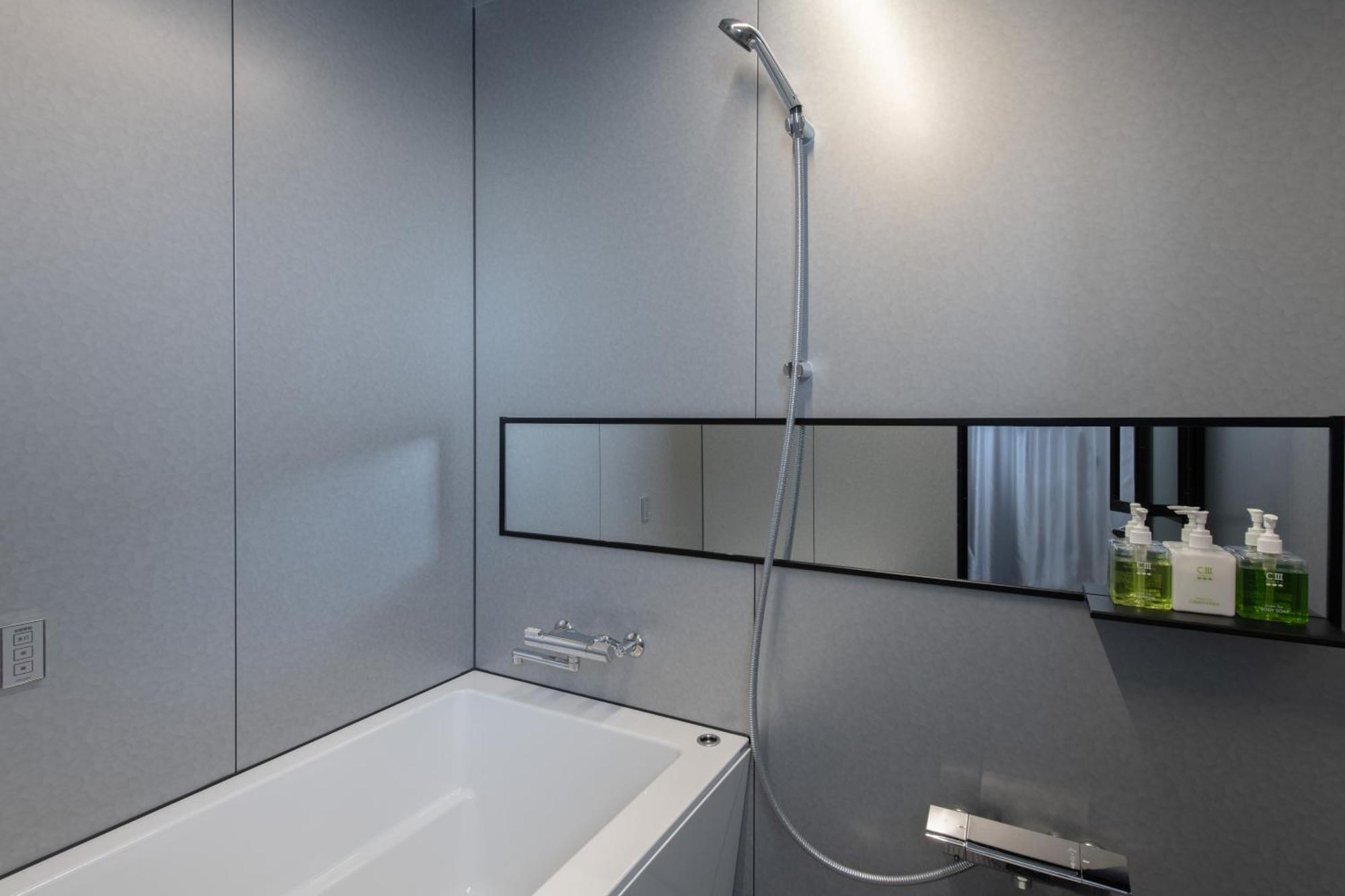 Queen,1319100001:JPEG